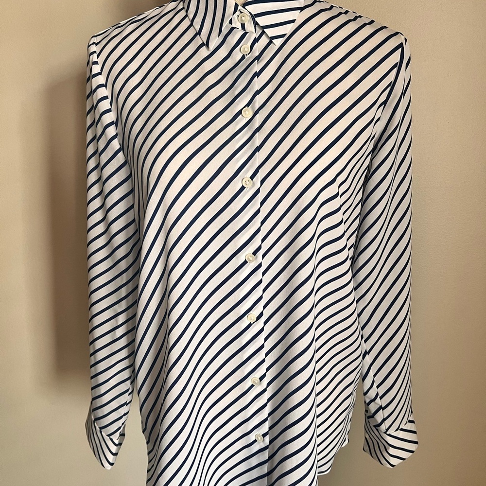 Long -sleeved navy blue striped formal blouse